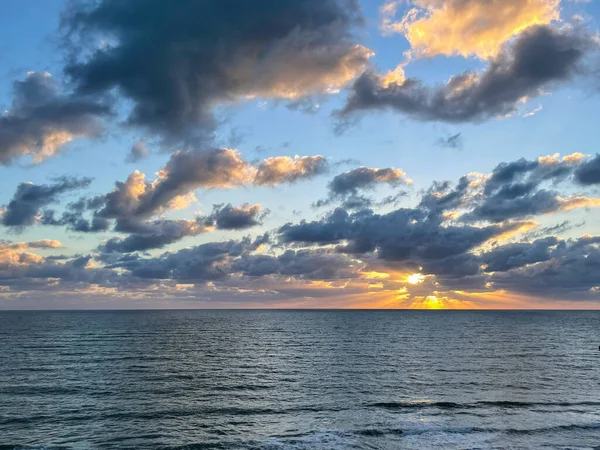 Nascer Sol Beatiful Sobre Oceano Atlântico Com Céus Azuis Nuvens — Fotografia de Stock