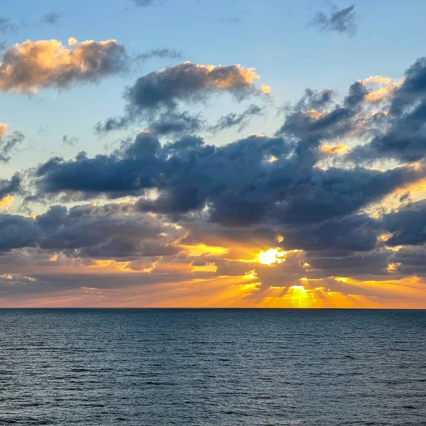 Nascer Sol Beatiful Sobre Oceano Atlântico Com Céus Azuis Nuvens — Fotografia de Stock