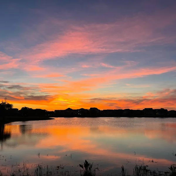 Hermosa Puesta Sol Rosa Naranja Azul Que Refleja Lago Barrio — Foto de Stock