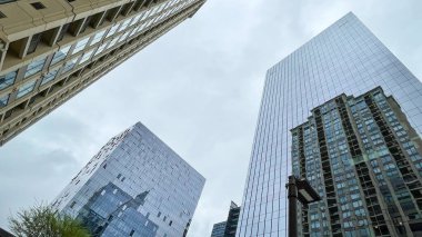 Atlanta, GA ABD-28 Mart 2021: Atlanta, GA 'nın Buckhead ilçesindeki Apartman ve Kurumsal Binalar.