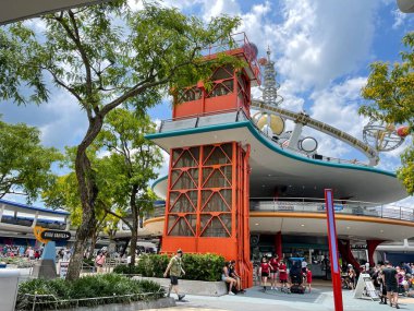 Orlando, FL USA - 2 Mayıs 2021 - Astro uydusu Orlando, Florida 'daki Disney World Magic Kingdom' a gidiyor.