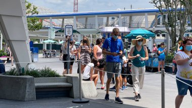 Orlando, FL USA - 2 Mayıs 2021 - İnsanlar Orlando, Florida 'daki Disney World Magic Kingdom' da Peoplemover 'a binmek için kuyrukta bekliyorlar.