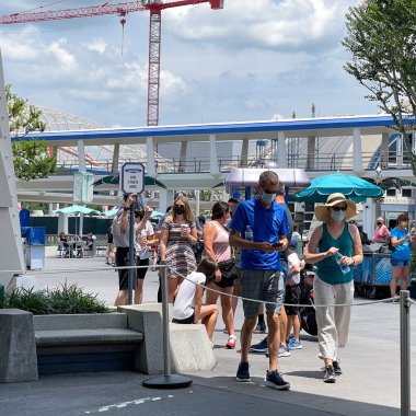 Orlando, FL USA - 2 Mayıs 2021 - İnsanlar Orlando, Florida 'daki Disney World Magic Kingdom' da Peoplemover 'a binmek için kuyrukta bekliyorlar.