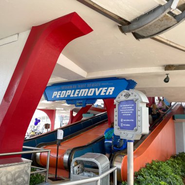 Orlando, FL USA - 2 Mayıs 2021 - İnsanlar Orlando, Florida 'daki Disney World Magic Kingdom' da Peoplemover 'a binmek için kuyrukta bekliyorlar.