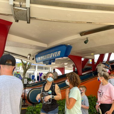 Orlando, FL USA - 2 Mayıs 2021 - İnsanlar Orlando, Florida 'daki Disney World Magic Kingdom' da Peoplemover 'a binmek için kuyrukta bekliyorlar.