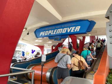 Orlando, FL USA - 2 Mayıs 2021 - İnsanlar Orlando, Florida 'daki Disney World Magic Kingdom' da Peoplemover 'a binmek için kuyrukta bekliyorlar.