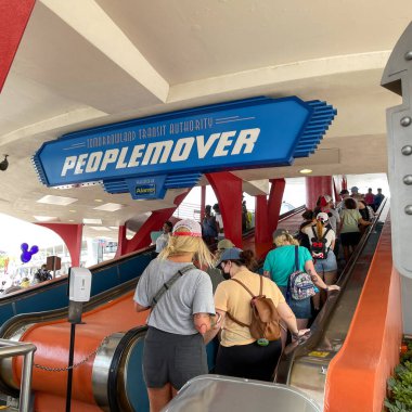 Orlando, FL USA - 2 Mayıs 2021 - İnsanlar Orlando, Florida 'daki Disney World Magic Kingdom' da Peoplemover 'a binmek için kuyrukta bekliyorlar.