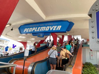 Orlando, FL USA - 2 Mayıs 2021 - İnsanlar Orlando, Florida 'daki Disney World Magic Kingdom' da Peoplemover 'a binmek için kuyrukta bekliyorlar.