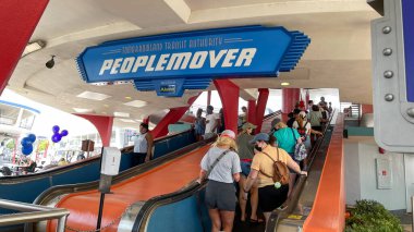 Orlando, FL USA - 2 Mayıs 2021 - İnsanlar Orlando, Florida 'daki Disney World Magic Kingdom' da Peoplemover 'a binmek için kuyrukta bekliyorlar.