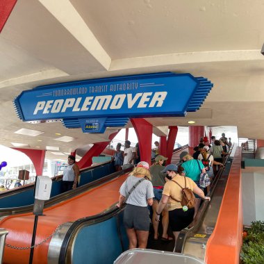Orlando, FL USA - 2 Mayıs 2021 - İnsanlar Orlando, Florida 'daki Disney World Magic Kingdom' da Peoplemover 'a binmek için kuyrukta bekliyorlar.