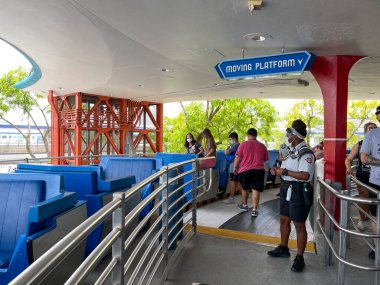 Orlando, FL USA - 2 Mayıs 2021 - Orlando, Florida 'daki Disney World Magic Kingdom' da insanlar Peoplemover 'a biniyor.