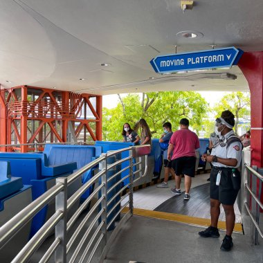 Orlando, FL USA - 2 Mayıs 2021 - Orlando, Florida 'daki Disney World Magic Kingdom' da insanlar Peoplemover 'a biniyor.
