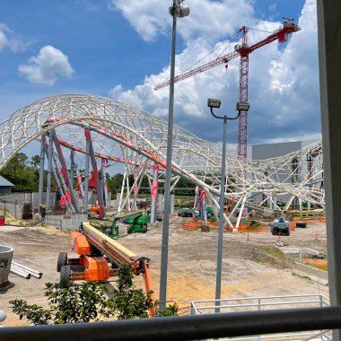 Orlando, FL USA - 2 Mayıs 2021: Orlando, Florida 'daki Disney World Magic Kingdom' da yapılan Tron Rollercoaster inşaatının manzarası.
