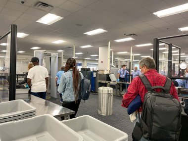 Sanford, FL USA - 13 Mayıs 2021: Sanford Florida 'daki Orlando Sanford Uluslararası Havalimanı SFB TSA güvenlik bölgesi.