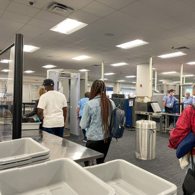 Sanford, FL USA - 13 Mayıs 2021: Sanford Florida 'daki Orlando Sanford Uluslararası Havalimanı SFB TSA güvenlik bölgesi.