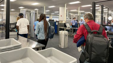 Sanford, FL USA - 13 Mayıs 2021: Sanford Florida 'daki Orlando Sanford Uluslararası Havalimanı SFB TSA güvenlik bölgesi.