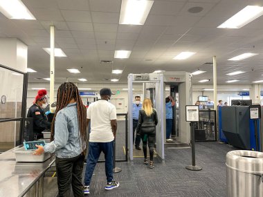 Sanford, FL USA - 13 Mayıs 2021: Sanford Florida 'daki Orlando Sanford Uluslararası Havalimanı SFB TSA güvenlik bölgesi.