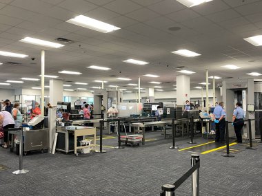 Sanford, FL USA - 13 Mayıs 2021: Sanford Florida 'daki Orlando Sanford Uluslararası Havalimanı SFB TSA güvenlik bölgesi.