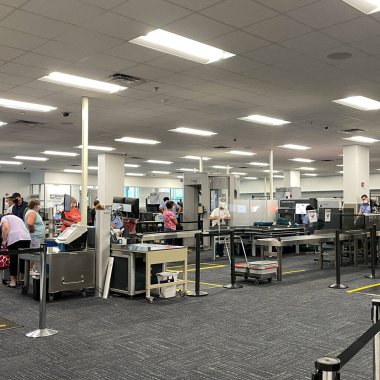 Sanford, FL USA - 13 Mayıs 2021: Sanford Florida 'daki Orlando Sanford Uluslararası Havalimanı SFB TSA güvenlik bölgesi.