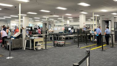 Sanford, FL USA - 13 Mayıs 2021: Sanford Florida 'daki Orlando Sanford Uluslararası Havalimanı SFB TSA güvenlik bölgesi.