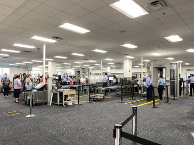 Sanford, FL USA - 13 Mayıs 2021: Sanford Florida 'daki Orlando Sanford Uluslararası Havalimanı SFB TSA güvenlik bölgesi.
