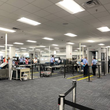 Sanford, FL USA - 13 Mayıs 2021: Sanford Florida 'daki Orlando Sanford Uluslararası Havalimanı SFB TSA güvenlik bölgesi.
