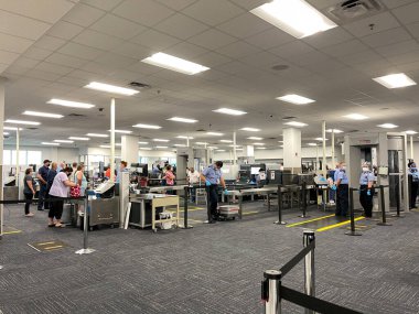 Sanford, FL USA - 13 Mayıs 2021: Sanford Florida 'daki Orlando Sanford Uluslararası Havalimanı SFB TSA güvenlik bölgesi.