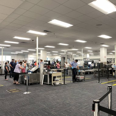 Sanford, FL USA - 13 Mayıs 2021: Sanford Florida 'daki Orlando Sanford Uluslararası Havalimanı SFB TSA güvenlik bölgesi.