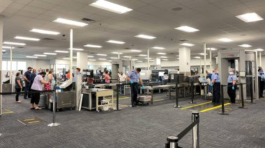 Sanford, FL USA - 13 Mayıs 2021: Sanford Florida 'daki Orlando Sanford Uluslararası Havalimanı SFB TSA güvenlik bölgesi.