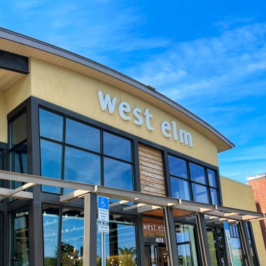 Orlando, FL USA- 1 Mayıs 2021: Orlando, Florida 'daki West Elm Midcentury Modern mobilya mağazasının dış cephesi.