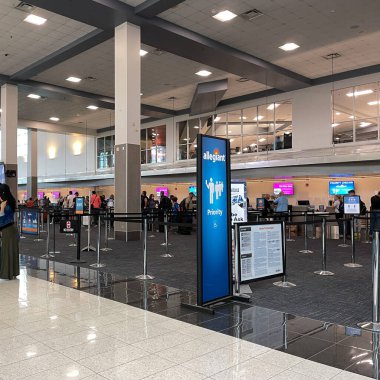 Sanford, FL USA - 13 Mayıs 2021: İnsanlar meşgul bir havaalanındaki Allegiant havayolu kontrol gişesinde biletlerini almak için bekliyorlar.