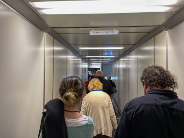 Sanford, FL USA - 13 Mayıs 2021: İnsanlar Sanford, Florida 'daki Sanford Uluslararası Havaalanı' nda dev bir uçağa binmek için jet yolunda bekliyorlar.