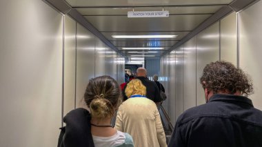 Sanford, FL USA - 13 Mayıs 2021: İnsanlar Sanford, Florida 'daki Sanford Uluslararası Havaalanı' nda dev bir uçağa binmek için jet yolunda bekliyorlar.