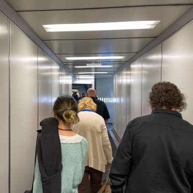 Sanford, FL USA - 13 Mayıs 2021: İnsanlar Sanford, Florida 'daki Sanford Uluslararası Havaalanı' nda dev bir uçağa binmek için jet yolunda bekliyorlar.