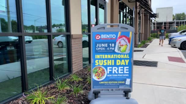 Orlando Usa Június 2021 Bento Sushi Étterem Felirat Ingyen Sushi — Stock videók