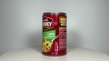 Orlando, FL USA - 29 Haziran 2021: Campbells Chunky Chicken Corn Chowder Çorbası, klibin sonundaki logoya yakınlaşan etiketini gösteriyor.