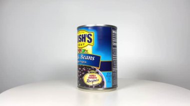 Orlando, FL USA - 1 Temmuz 2021: Bir kutu Bushs Best Black Beans, klibin sonundaki logoya yakınlaşarak tüm etiketini gösteriyor.