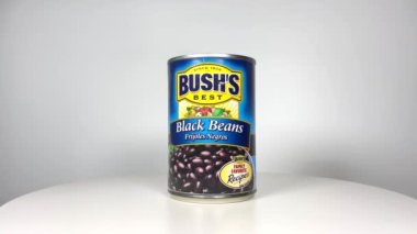 Orlando, FL USA - 1 Temmuz 2021: Bir kutu Bushs Best Black Beans tüm etiketini gösteriyor.