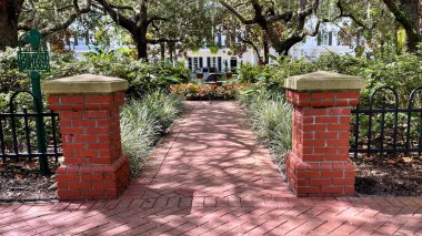 Orlando, Florida 'daki bir çeşmeye giden patikalı küçük bir park..