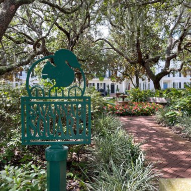 Orlando, Florida 'daki bir çeşmeye giden patikalı küçük bir park..