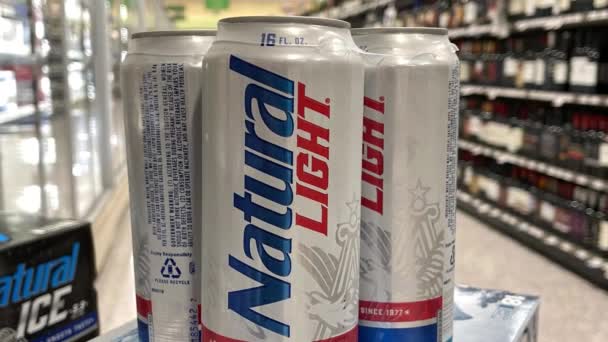 Orlando Usa Ledna 2021 Zvětšení Plechovek Piva Natural Light Obchodě — Stock video