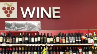 Orlando, FL USA - 20 Ocak 2020: Bir Publix marketinin şarap reyonundan sola dönüş.