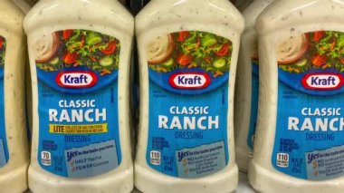 Orlando, FL USA - 8 Şubat 2020: Bir Publix marketinde Kraft Ranch Salata Soyunma Şişelerinin sağında.