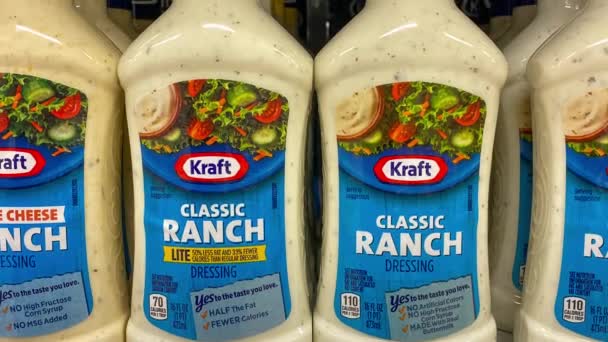 Orlando Usa Února 2020 Zooming Out Bottles Kraft Ranch Salad — Stock video