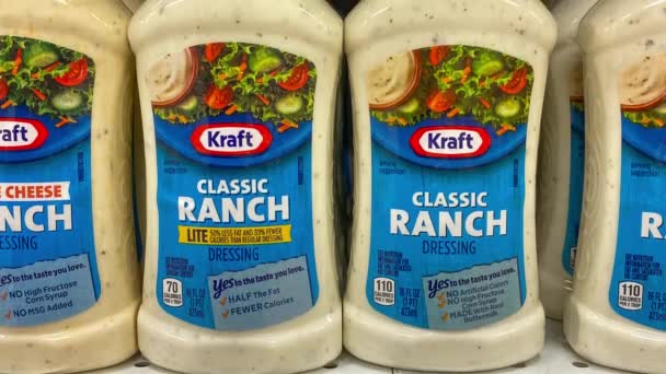 Orlando Usa Února 2020 Natankování Lahví Salátu Kraft Ranch Dressing — Stock video