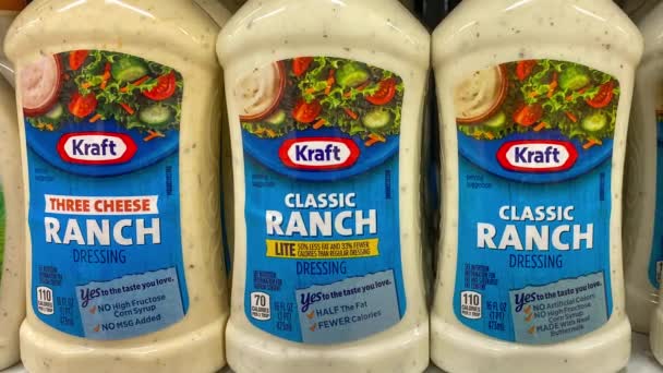 Orlando Usa Febbraio 2020 Panning Sinistra Bottiglie Kraft Ranch Salad — Video Stock