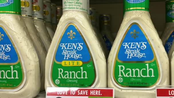 Orlando Usa Februari 2020 Panning Links Flessen Kens Ranch Salade — Stockvideo