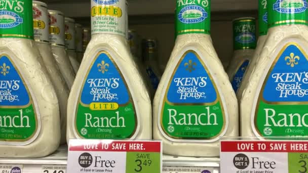 Orlando Usa Februari 2020 Inzoomen Flessen Kens Ranch Salad Aankleden — Stockvideo