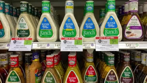 Orlando Usa Febrero 2020 Acercarse Las Botellas Kens Salad Dressing — Vídeos de Stock