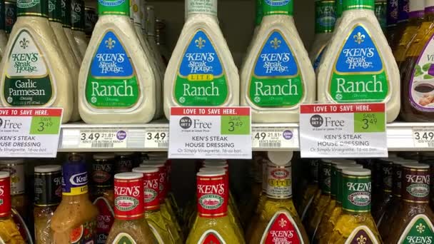 Orlando Usa Febrero 2020 Acercarse Las Botellas Kens Salad Dressing — Vídeos de Stock